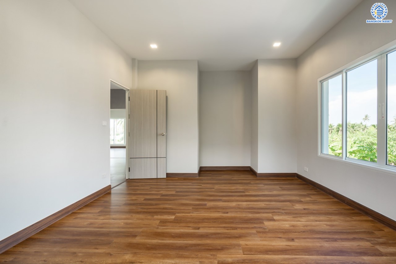 บ้านมือสองตกแต่งใหม่ ม.ราชพฤกษ์ บางบอน4 หลังมุม ตกแต่งหรูหรา เนื้อที่ 102 ตร.ว. ฟังก์ชัน 3 ห้องนอน 3 ห้องน้ำ จอดรถได้ 4 คัน พื้นที่สนามหญ้ากว้างกว่า 106 ตร.ม. บนทำเลศักยภาพ เชื่อมต่อหลายเส้นทาง ใกล้เดอะมอลล์บางแค จุดขึ้นทางด่วน "เพชรเกษม" และรถไฟฟ้าสายสีน้ำเงิน "สถานีหลักสอง"